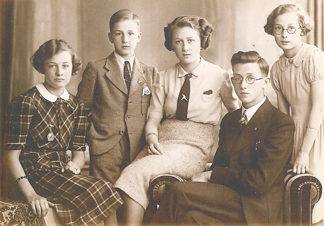 Familie bijeen rond een tafel in een huiskamer