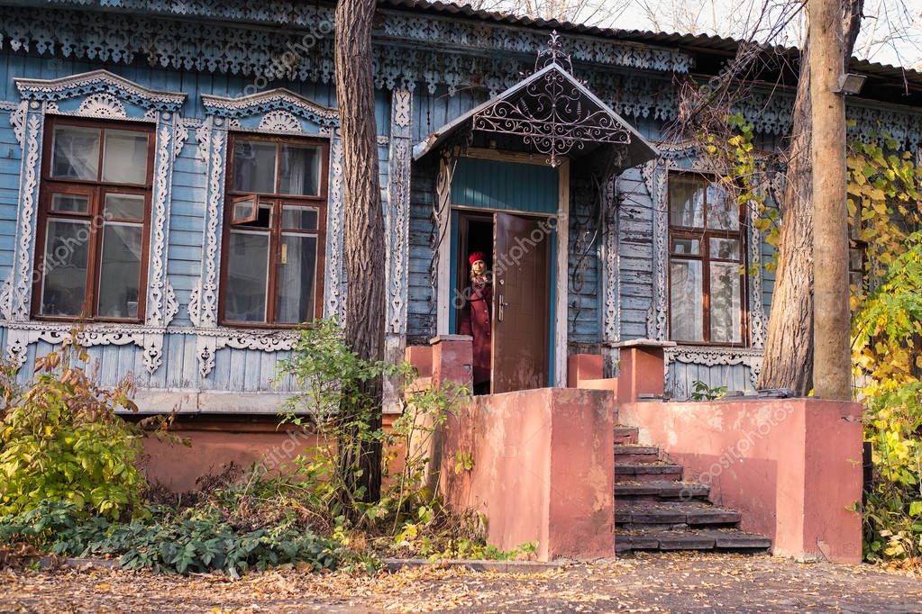 Oude boerderij met erf en bomen