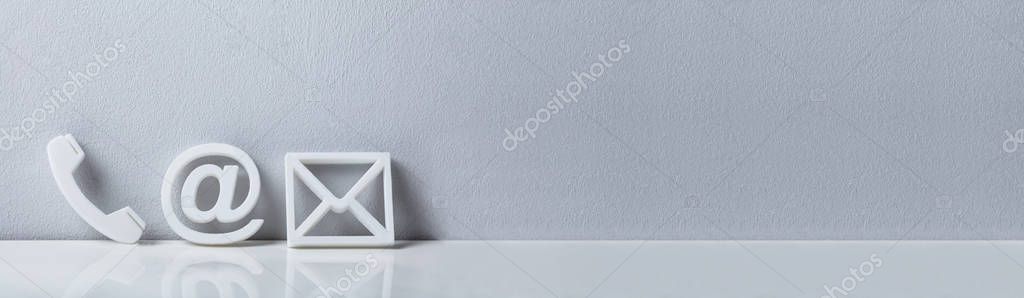 Bureau met brief en pen als symbool voor contact opnemen