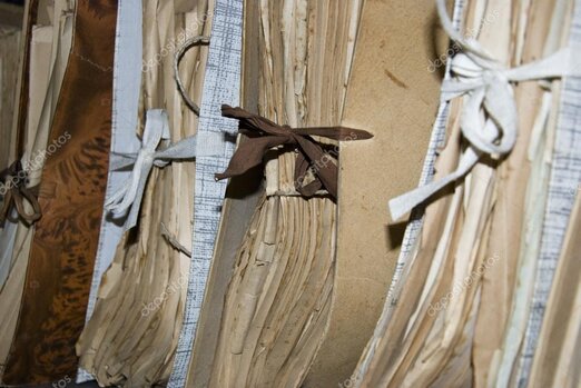 Genealoog die oude documenten bekijkt in een archief